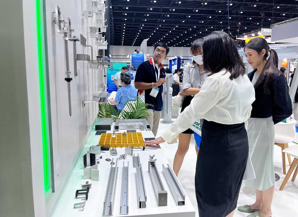 Visitors learn about Mibet's roof mounted products